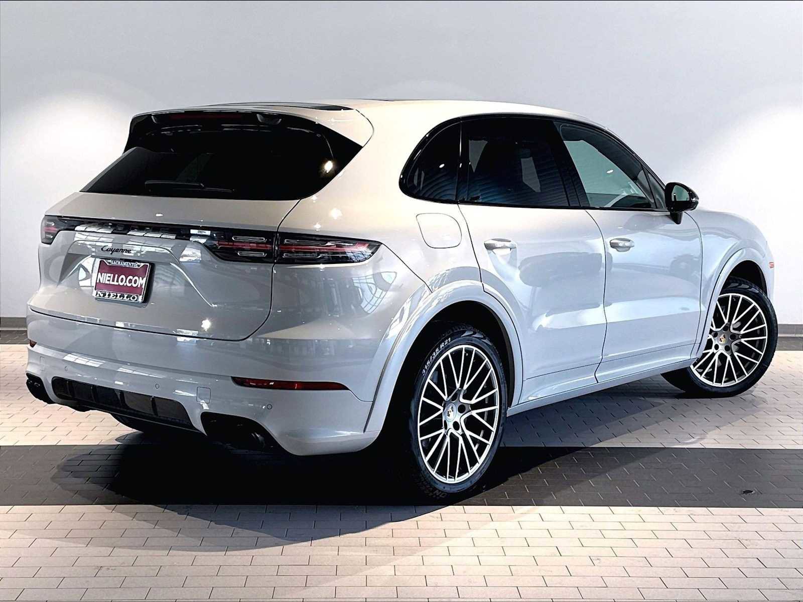 Used 2023 Porsche Cayenne AWD/4WD image 10