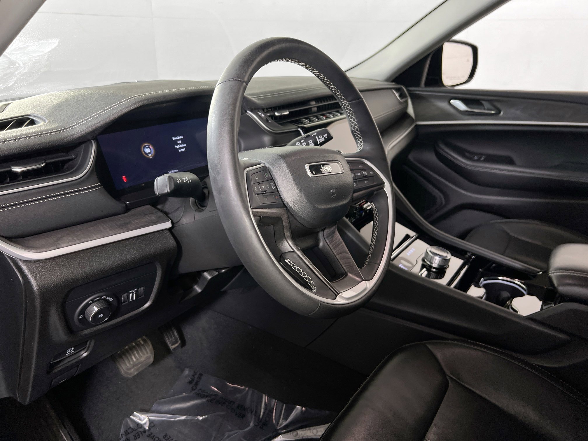 Used 2023 Jeep Grand Cherokee Limited w/ Black Appearance Package image 9