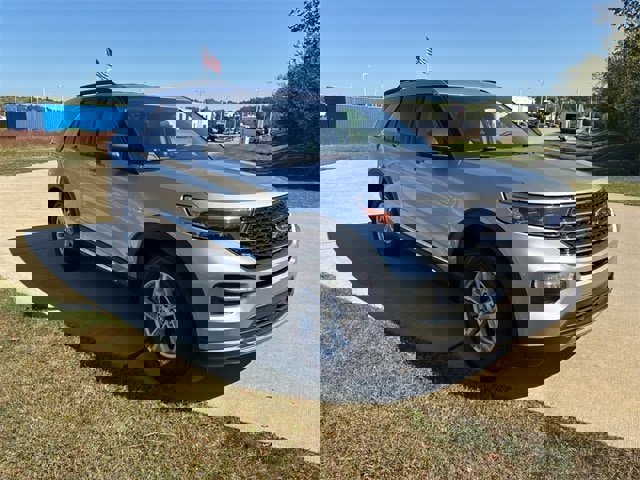 Used 2021 Ford Explorer XLT w/ Equipment Group 202A image 7