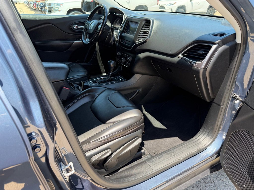 Used 2019 Jeep Cherokee Latitude Plus FWD image 32