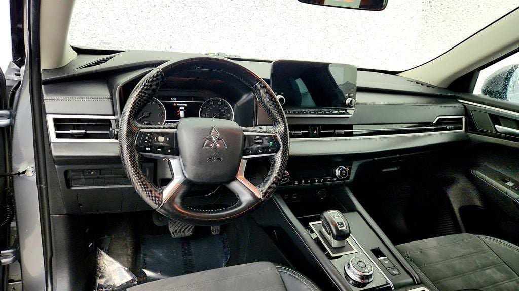 Used 2023 Mitsubishi Outlander SE AWD/4WD image 12
