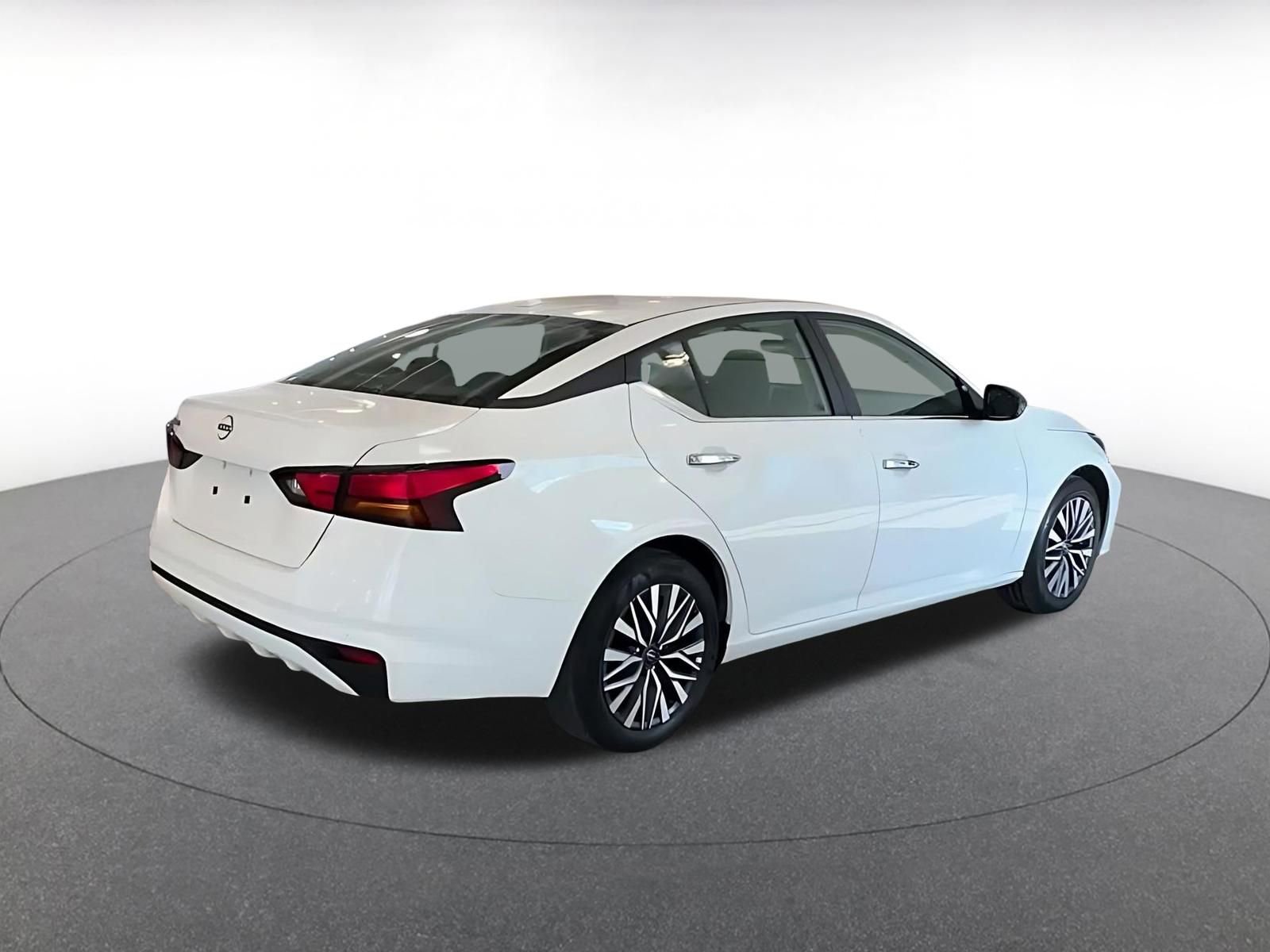 Used 2025 Nissan Altima 2.5 SV image 12