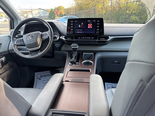 Used 2023 Toyota Sienna XLE image 10