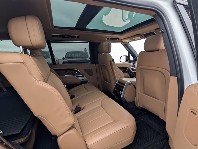 Used 2025 Land Rover Range Rover Long Wheelbase SE image 13