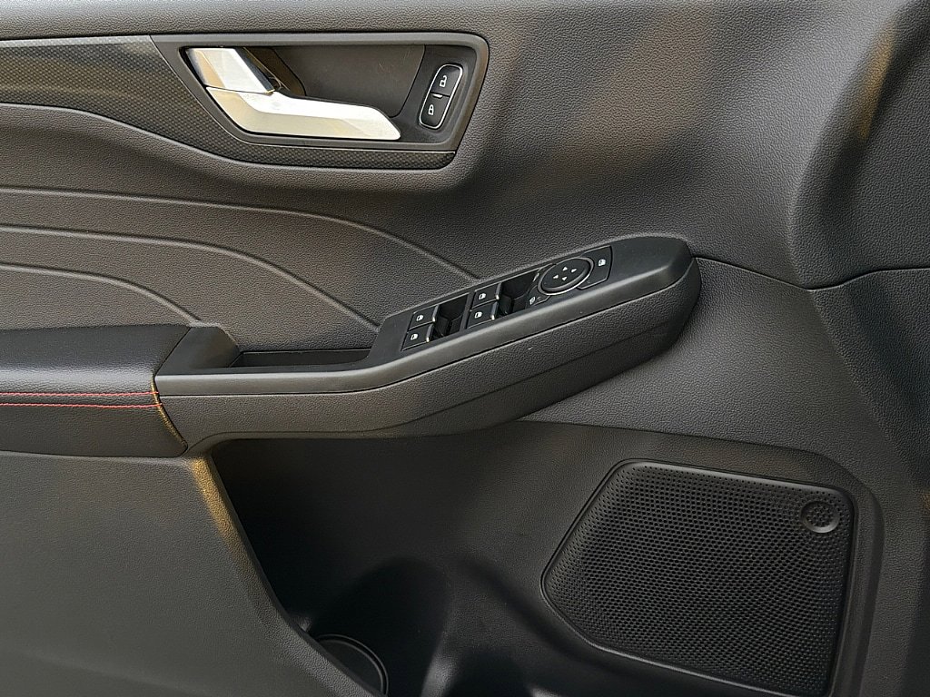 Used 2025 Ford Escape ST-Line FWD image 18