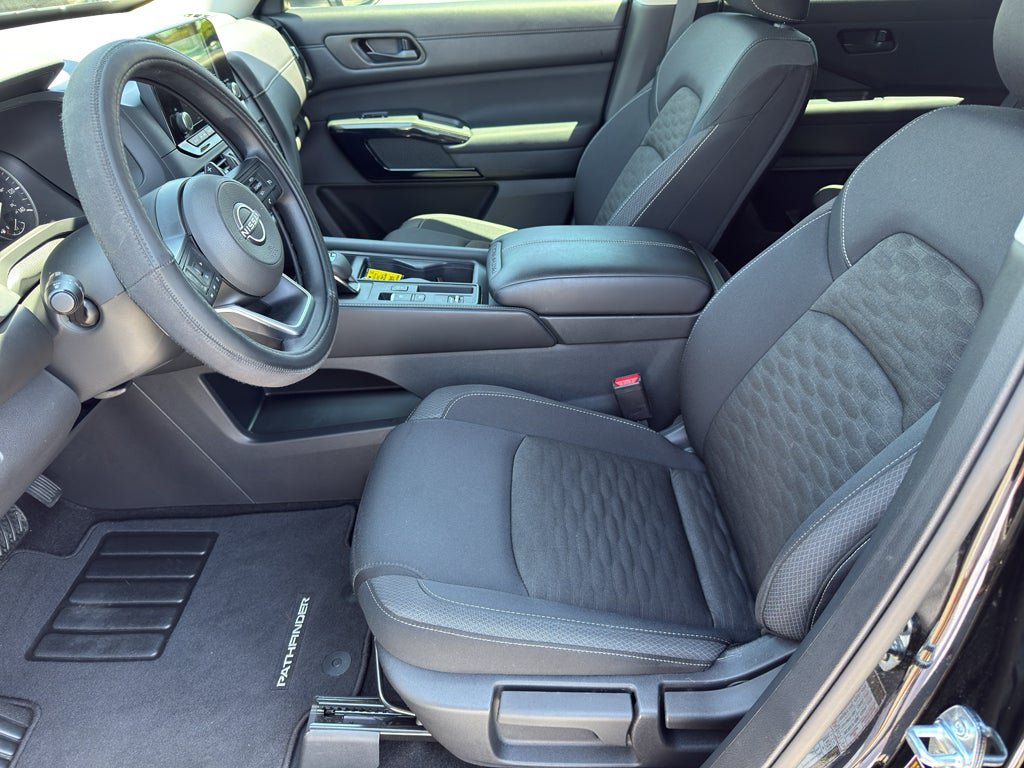 Used 2025 Nissan Pathfinder S FWD image 11