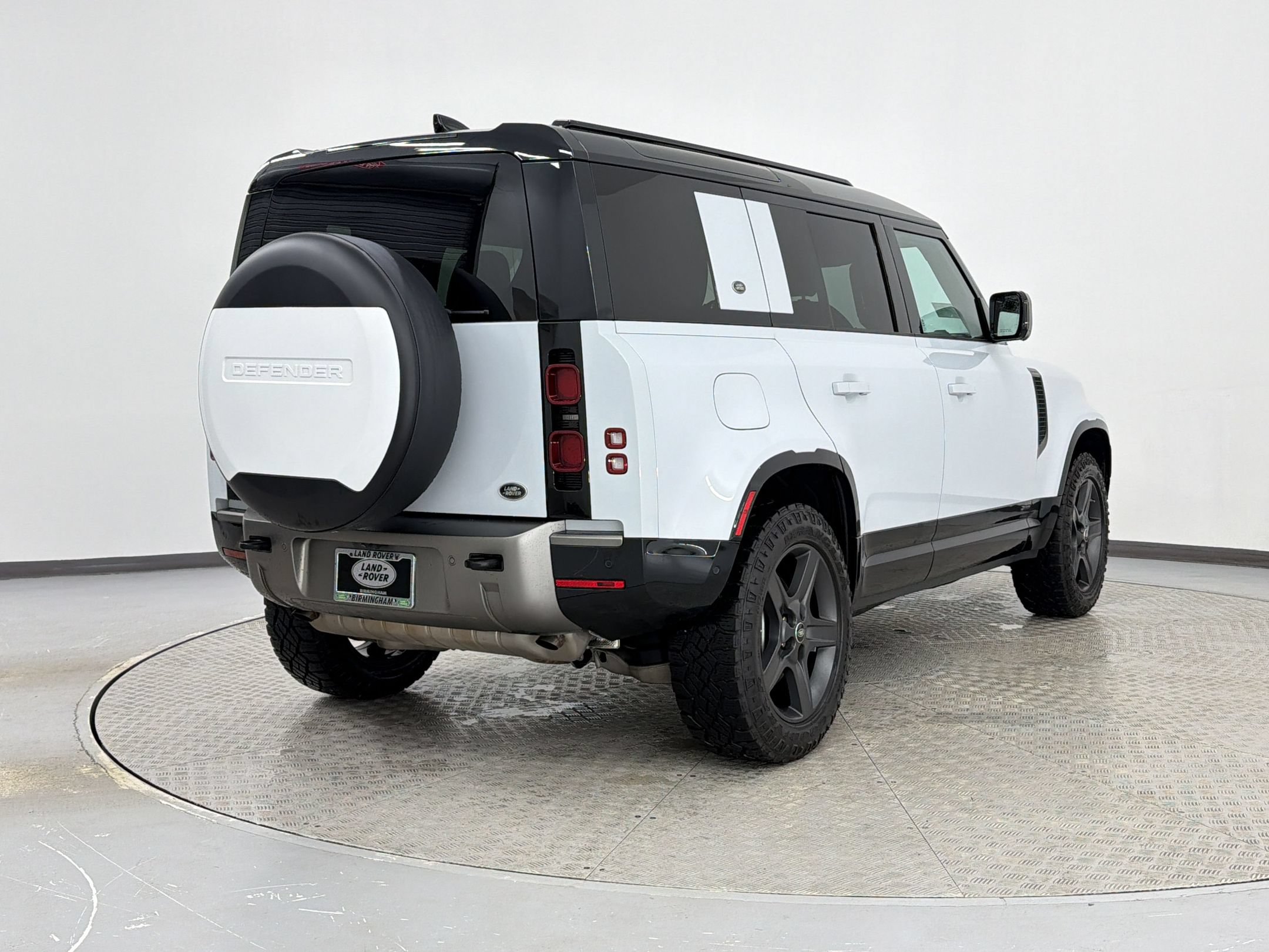 Used 2021 Land Rover Defender 110 X-Dynamic SE AWD/4WD image 9