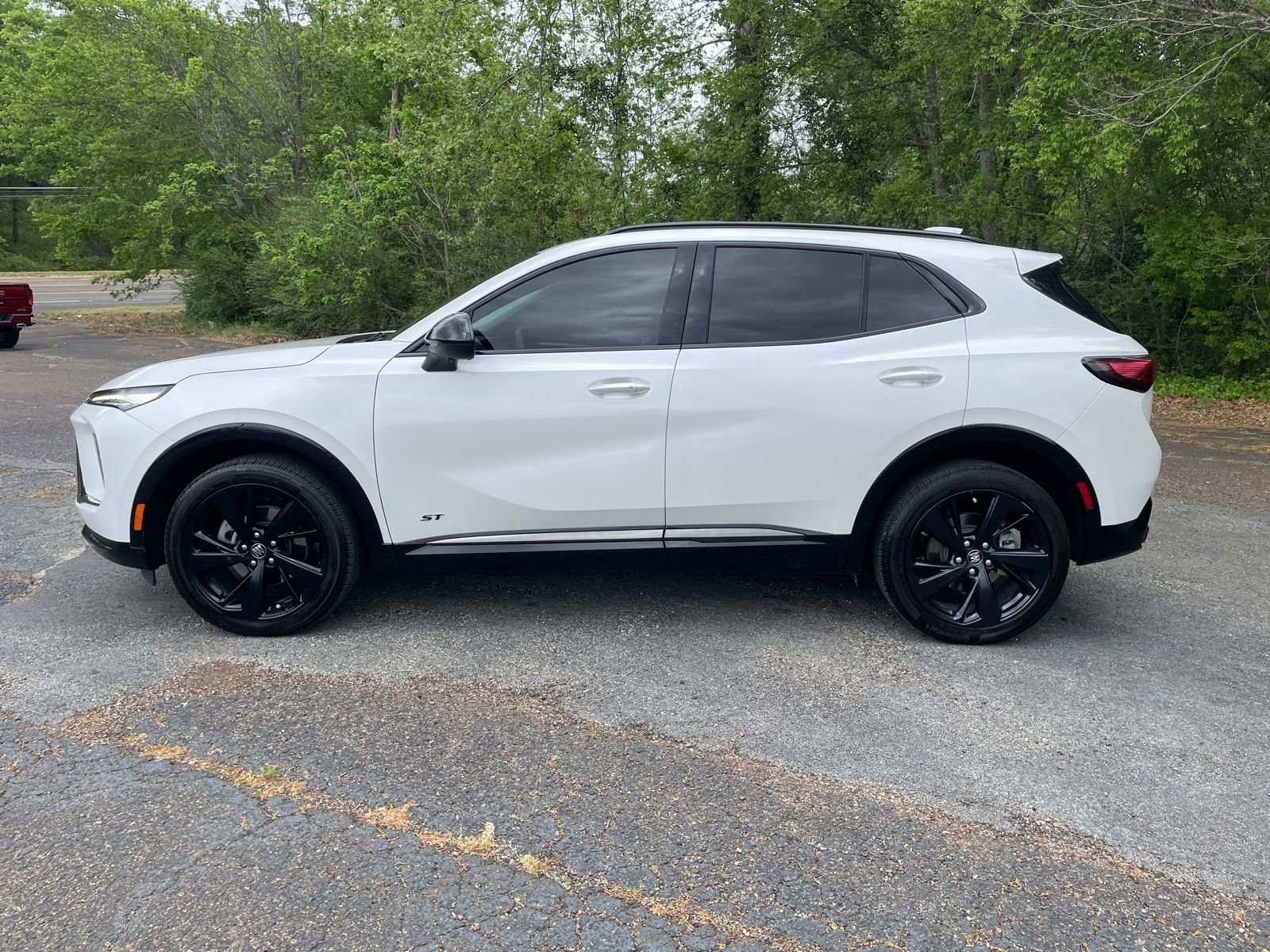 Used 2024 Buick Envision Sport Touring image 2