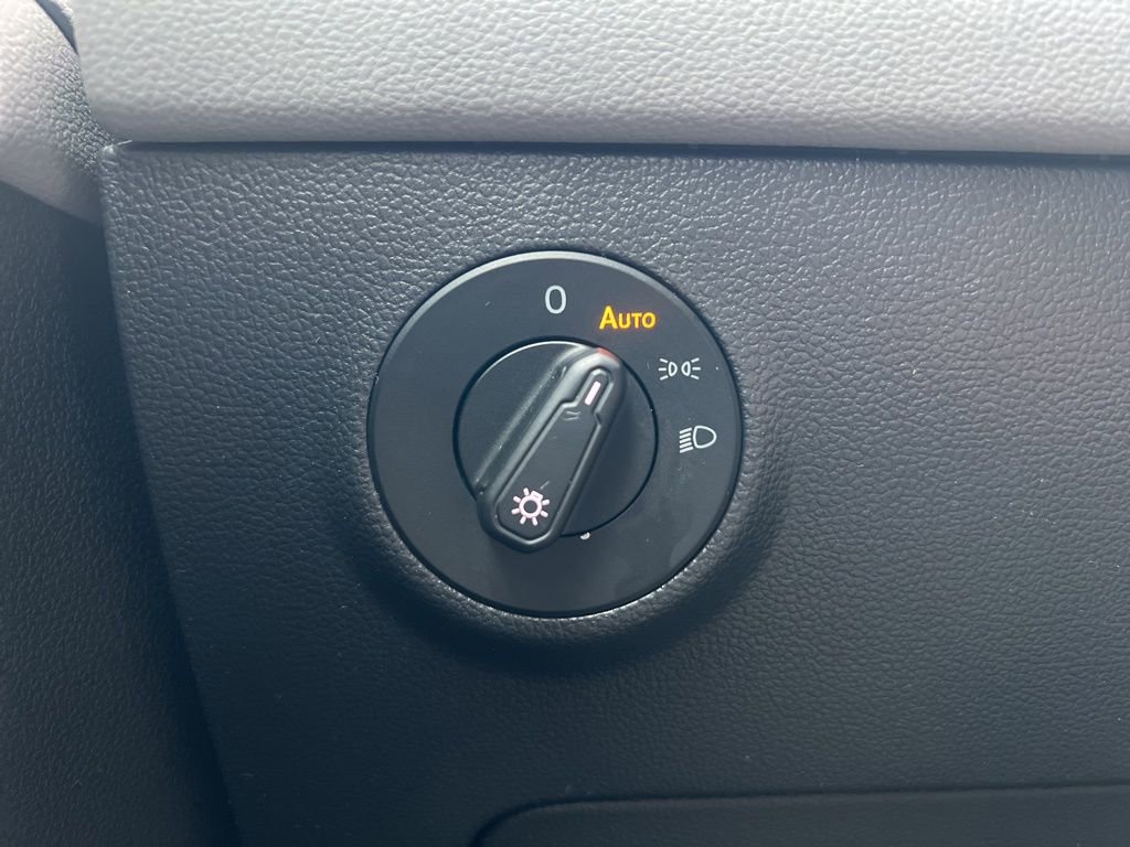 Used 2024 Volkswagen Taos SE image 15