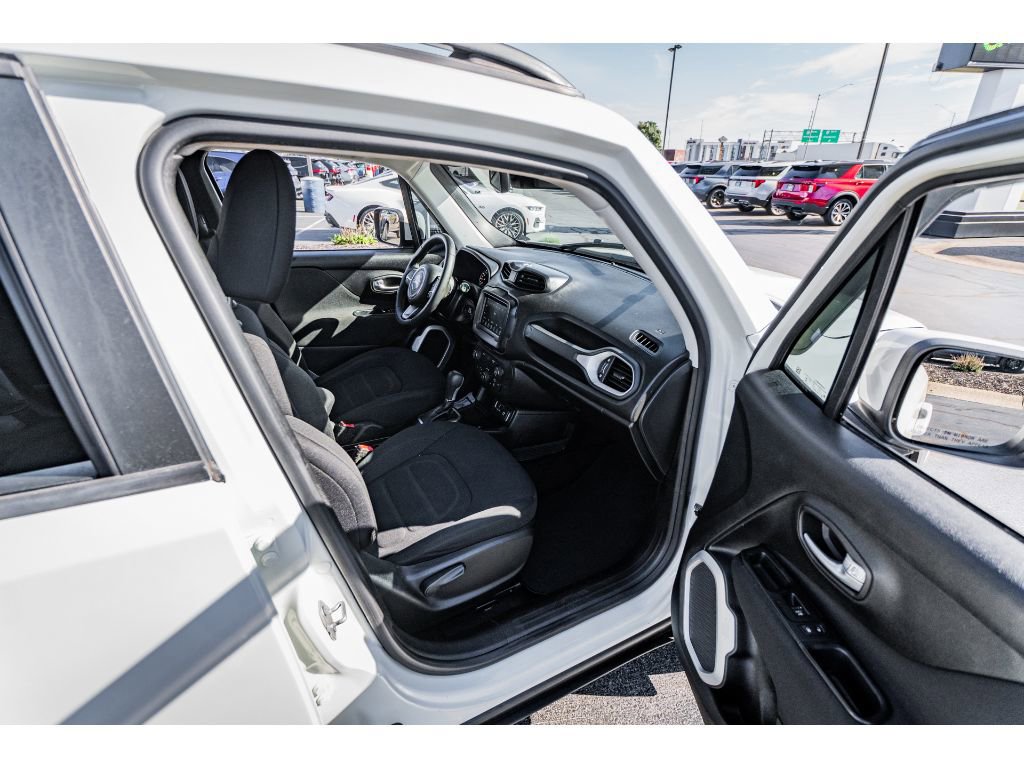 Used 2018 Jeep Renegade Latitude w/ Popular Equipment Group image 21