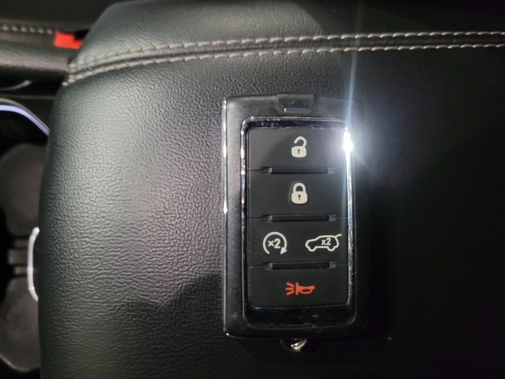 Used 2023 Jeep Grand Cherokee L Limited w/ Black Appearance Package image 32