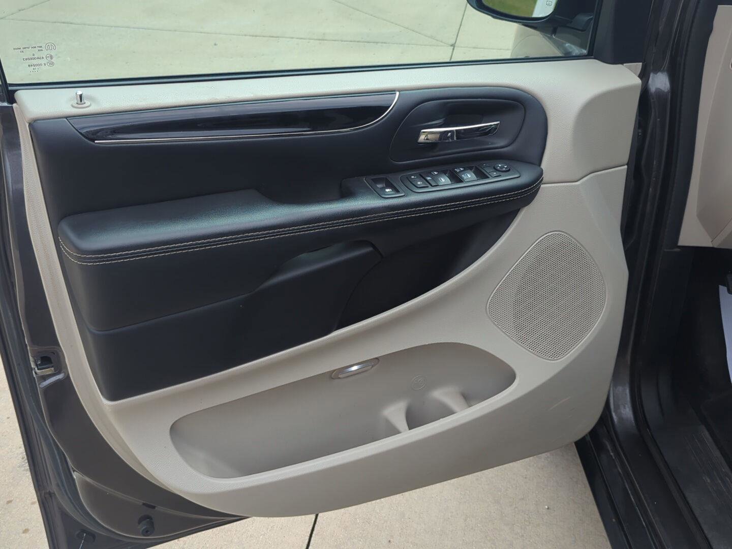 Used 2019 Dodge Grand Caravan SXT image 12