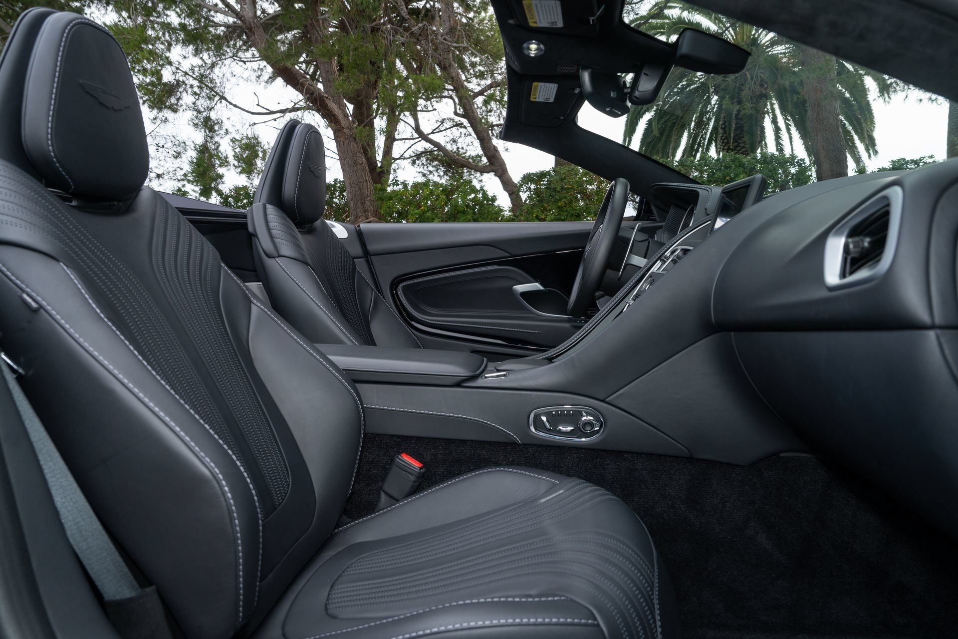 Used 2022 Aston Martin DB11 Volante RWD image 23