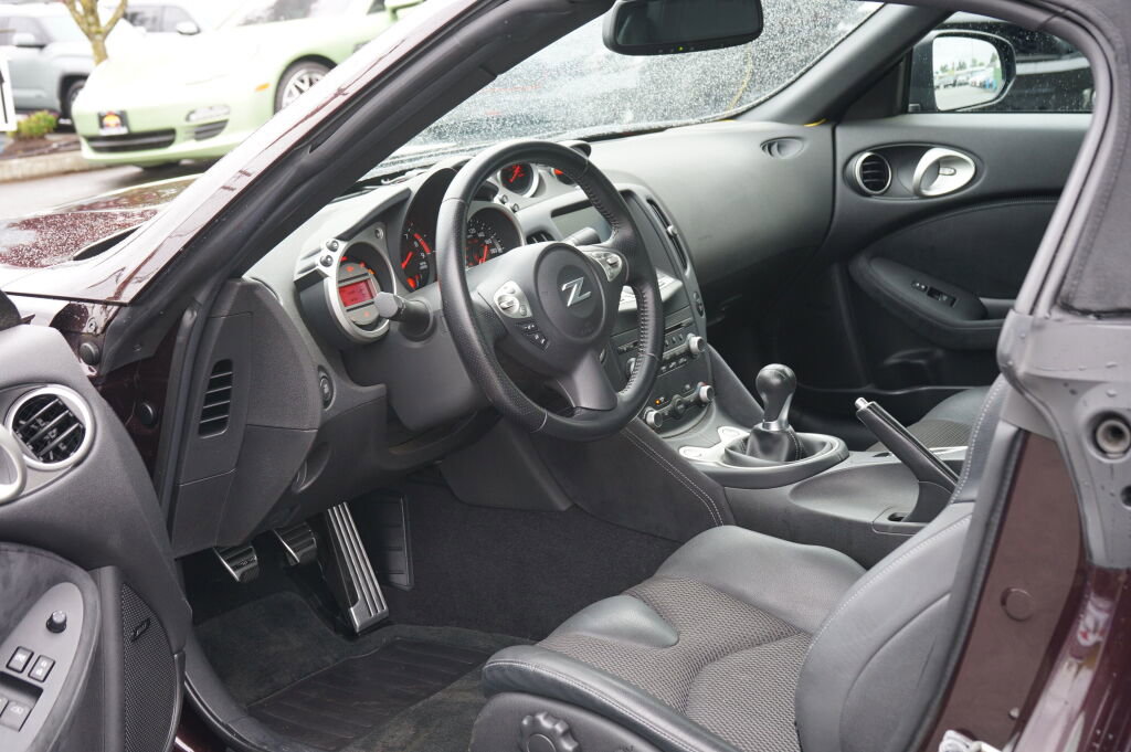 Used 2010 Nissan 370Z Touring w/ Sport Pkg RWD image 10