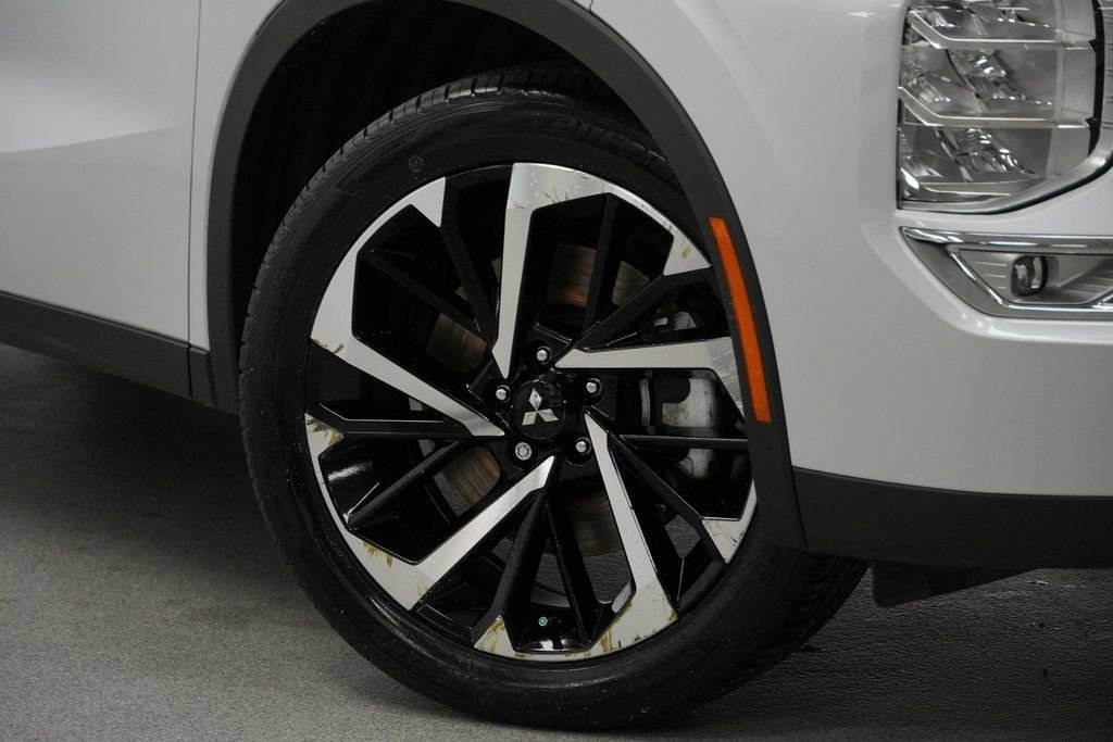 Used 2023 Mitsubishi Outlander SE image 6