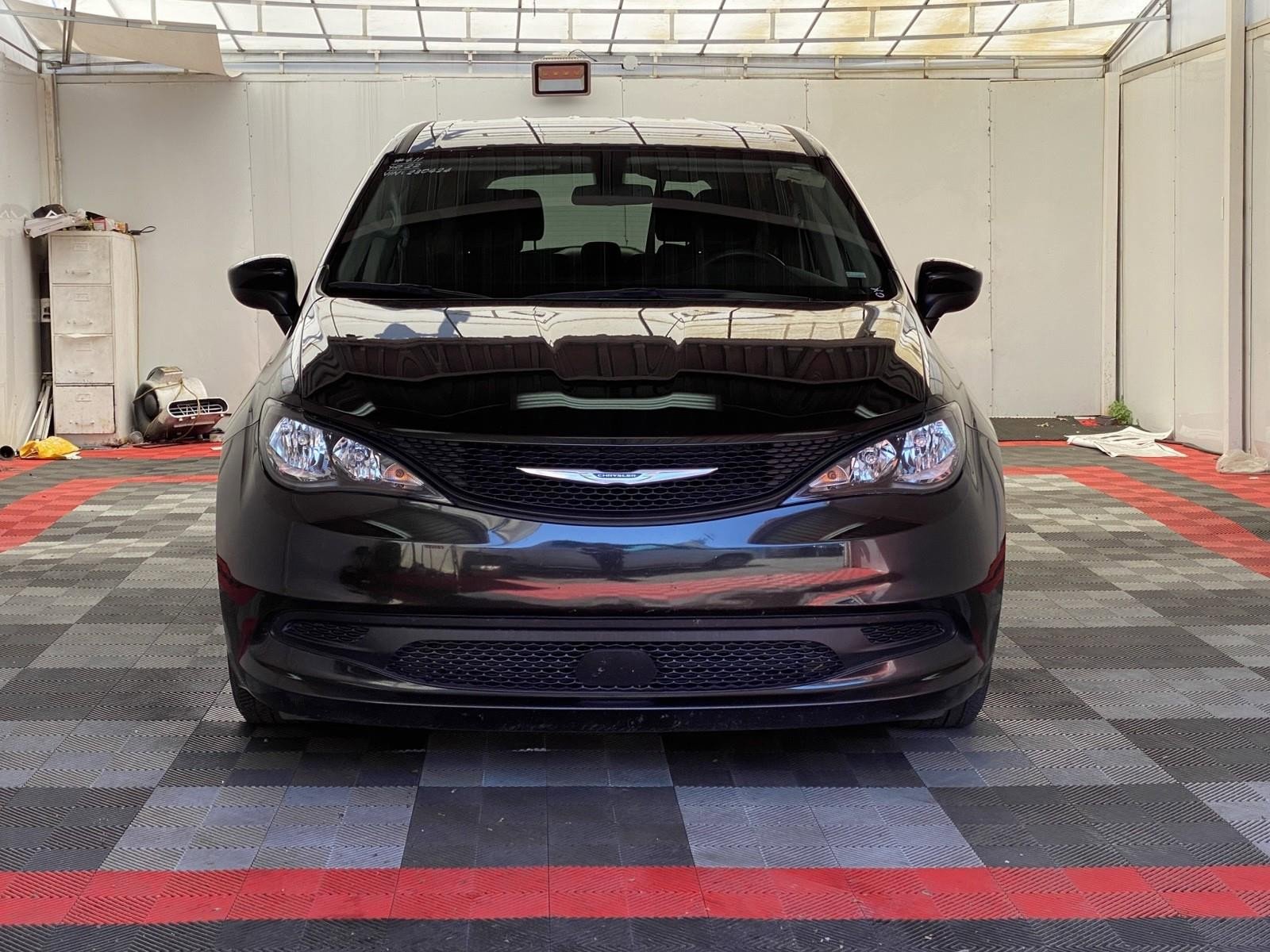 Used 2022 Chrysler Voyager LX image 2