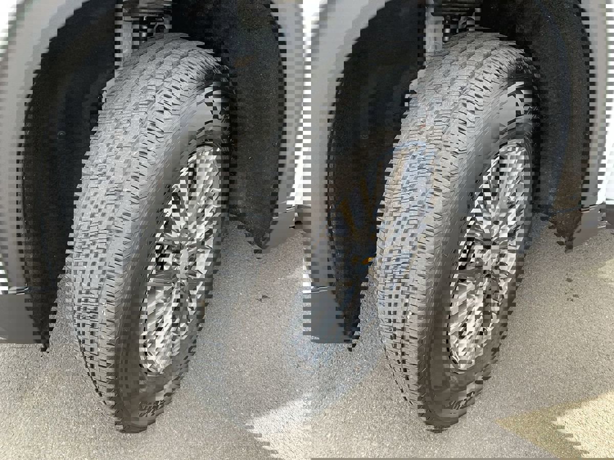 Used 2025 Chevrolet Traverse LT image 11