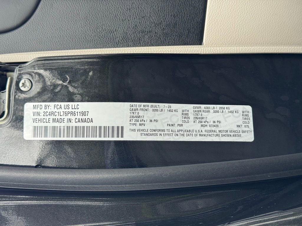 Used 2023 Chrysler Pacifica Touring-L image 31