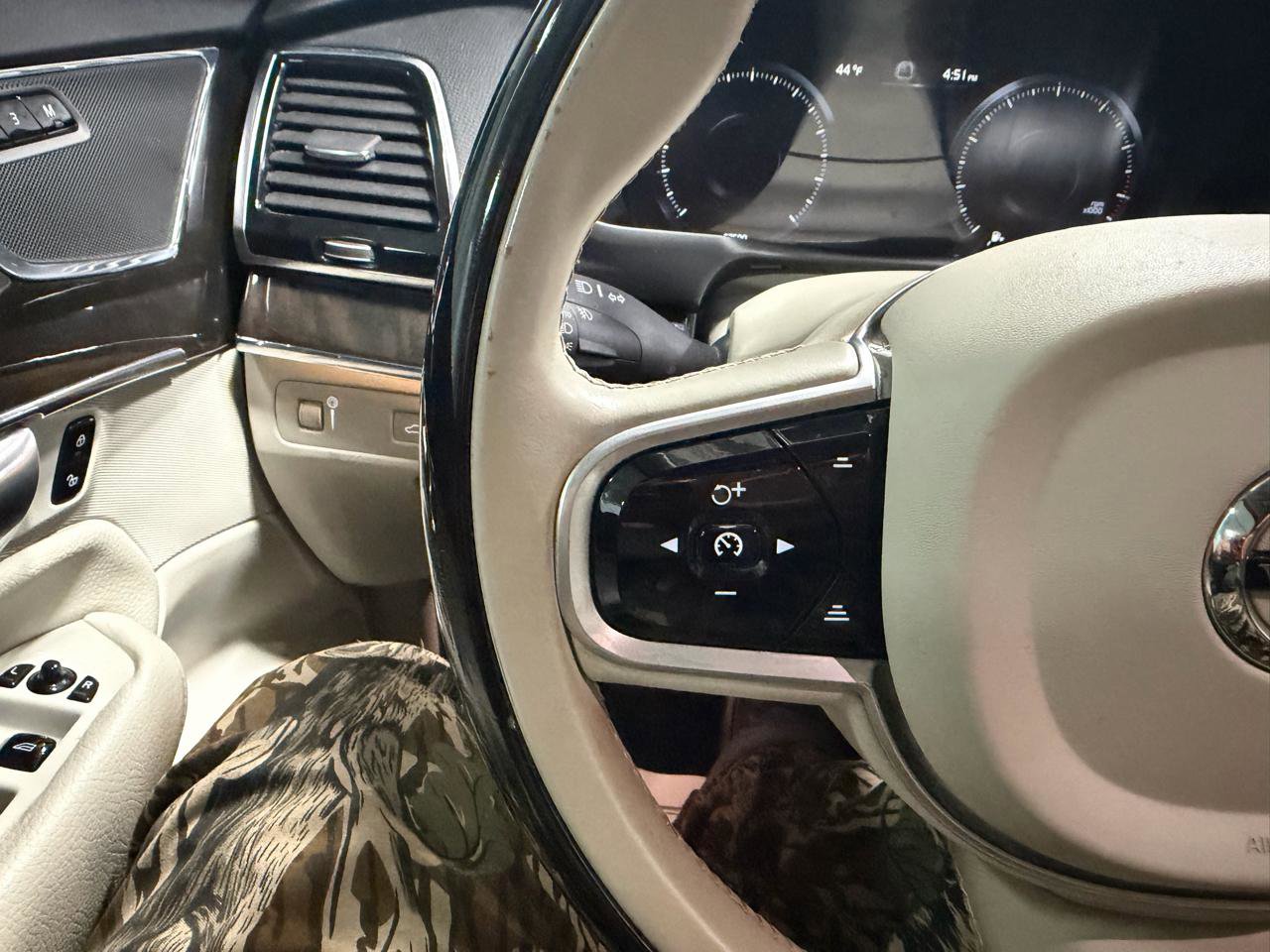 Used 2018 Volvo XC90 T6 Momentum w/ Convenience Package image 34