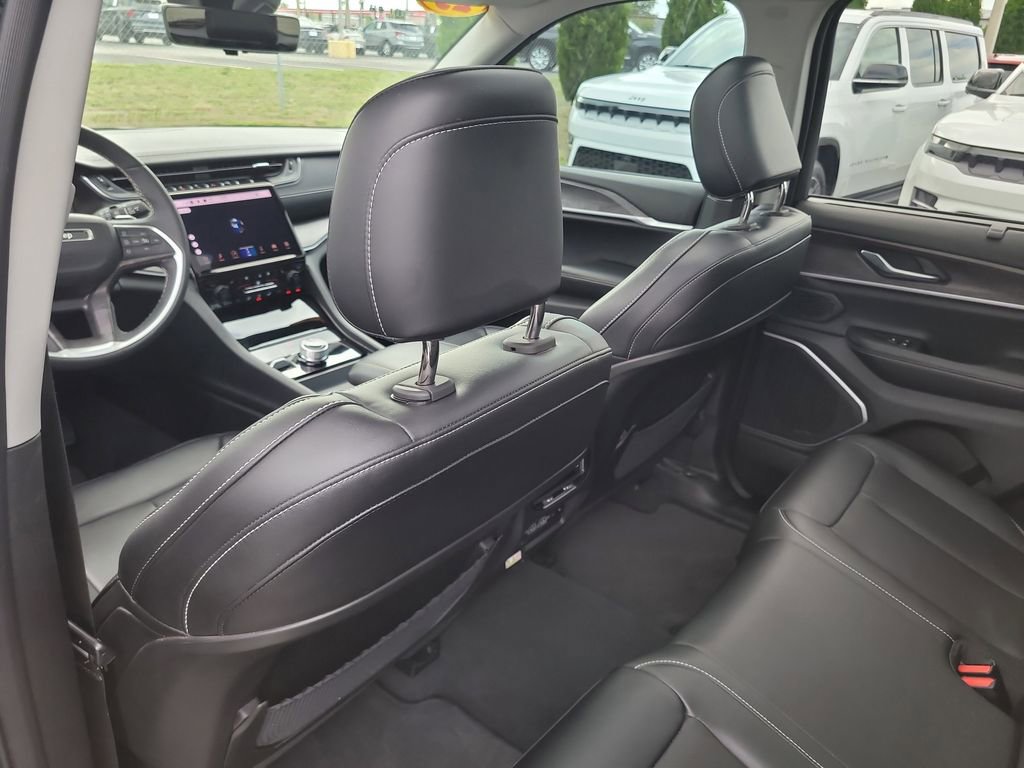 Used 2023 Jeep Grand Cherokee Limited w/ Luxury Tech Group II AWD/4WD image 13