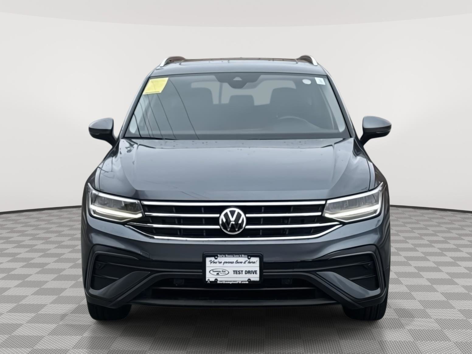 Used 2022 Volkswagen Tiguan SE w/ Panoramic Sunroof Package image 2