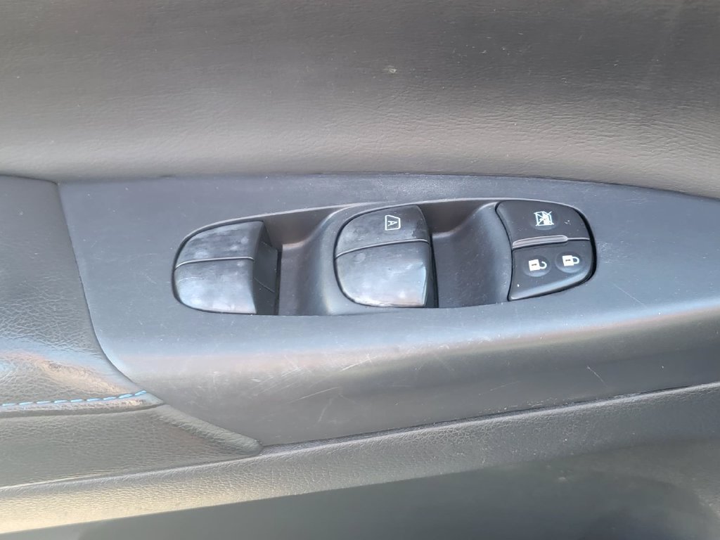 Used 2016 Nissan Sentra SR w/ SR Premium Package FWD image 34