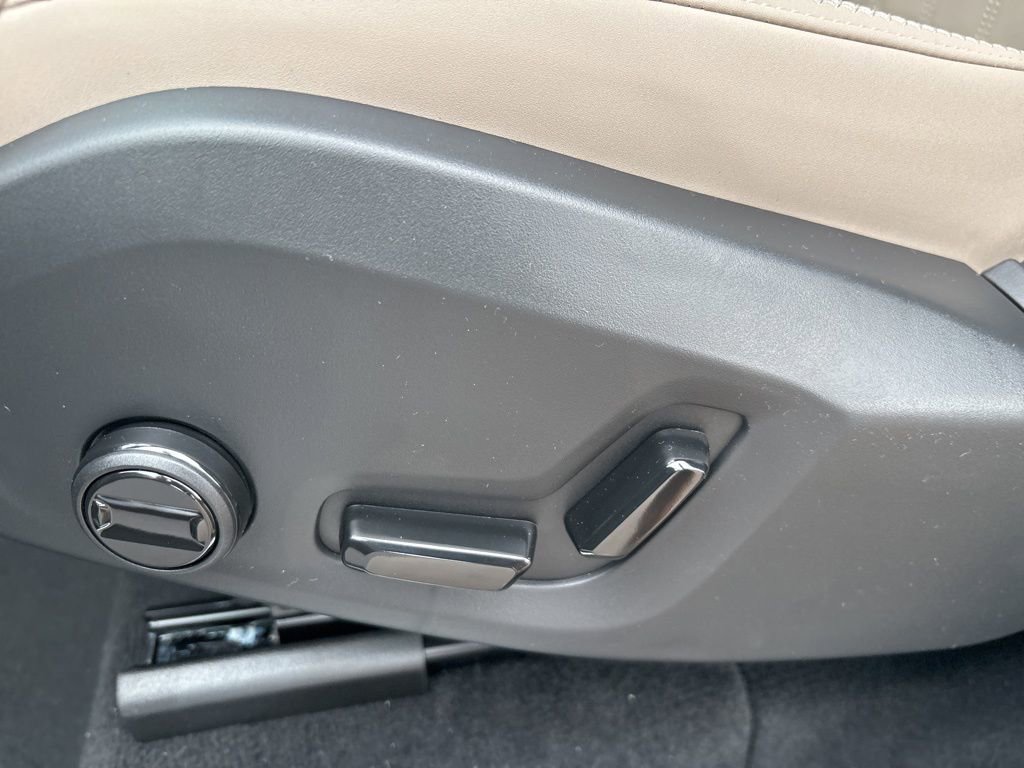 New 2026 Volvo XC90 B6 Plus w/ Protection Package Premier image 22