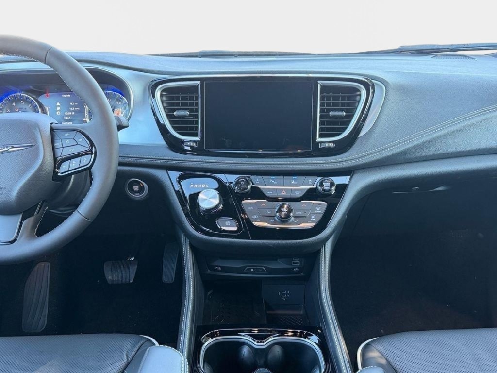 New 2026 Chrysler Pacifica Limited w/ Uconnect Theater Family Group FWD image 11