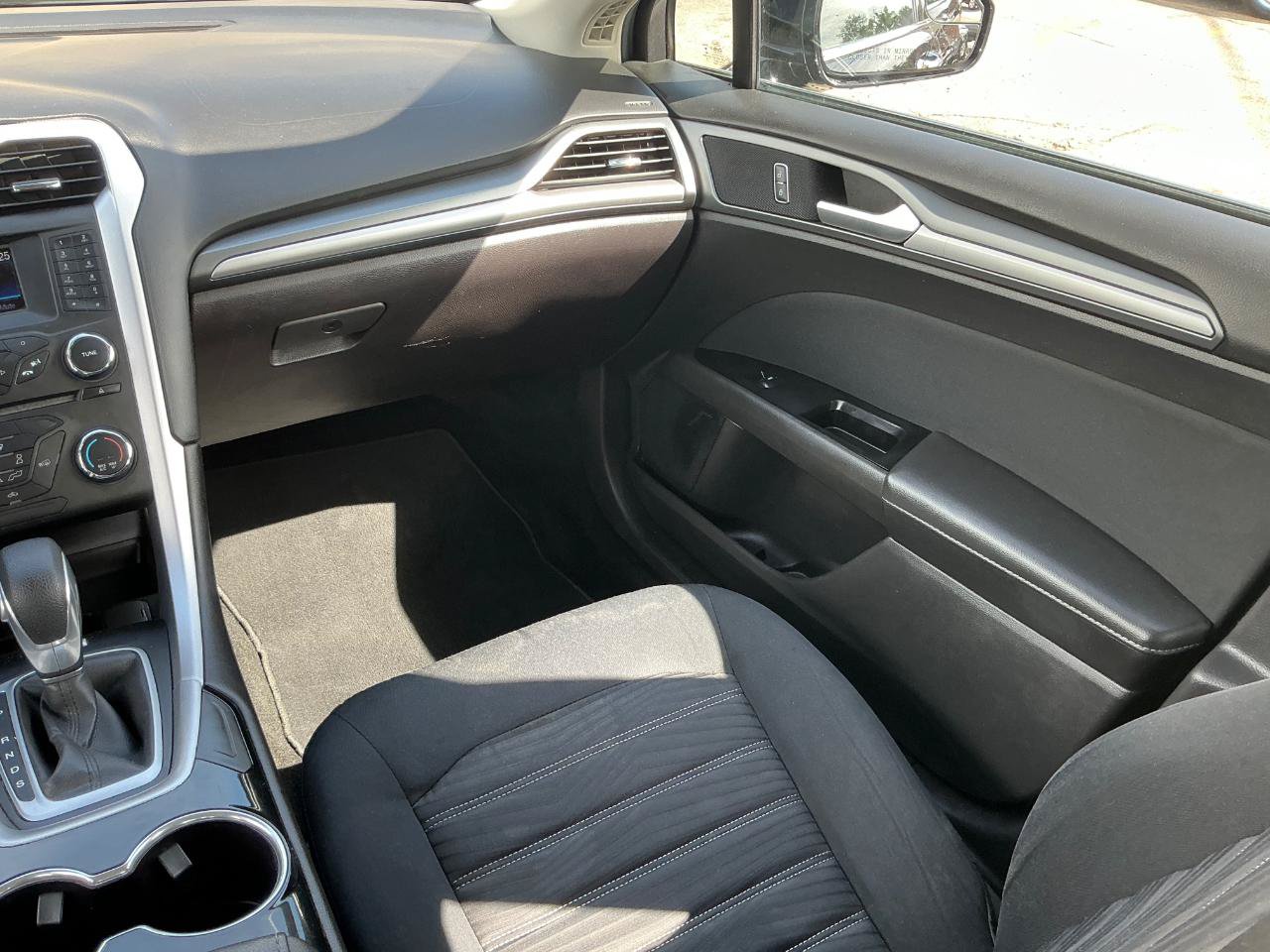 Used 2016 Ford Fusion SE FWD image 18