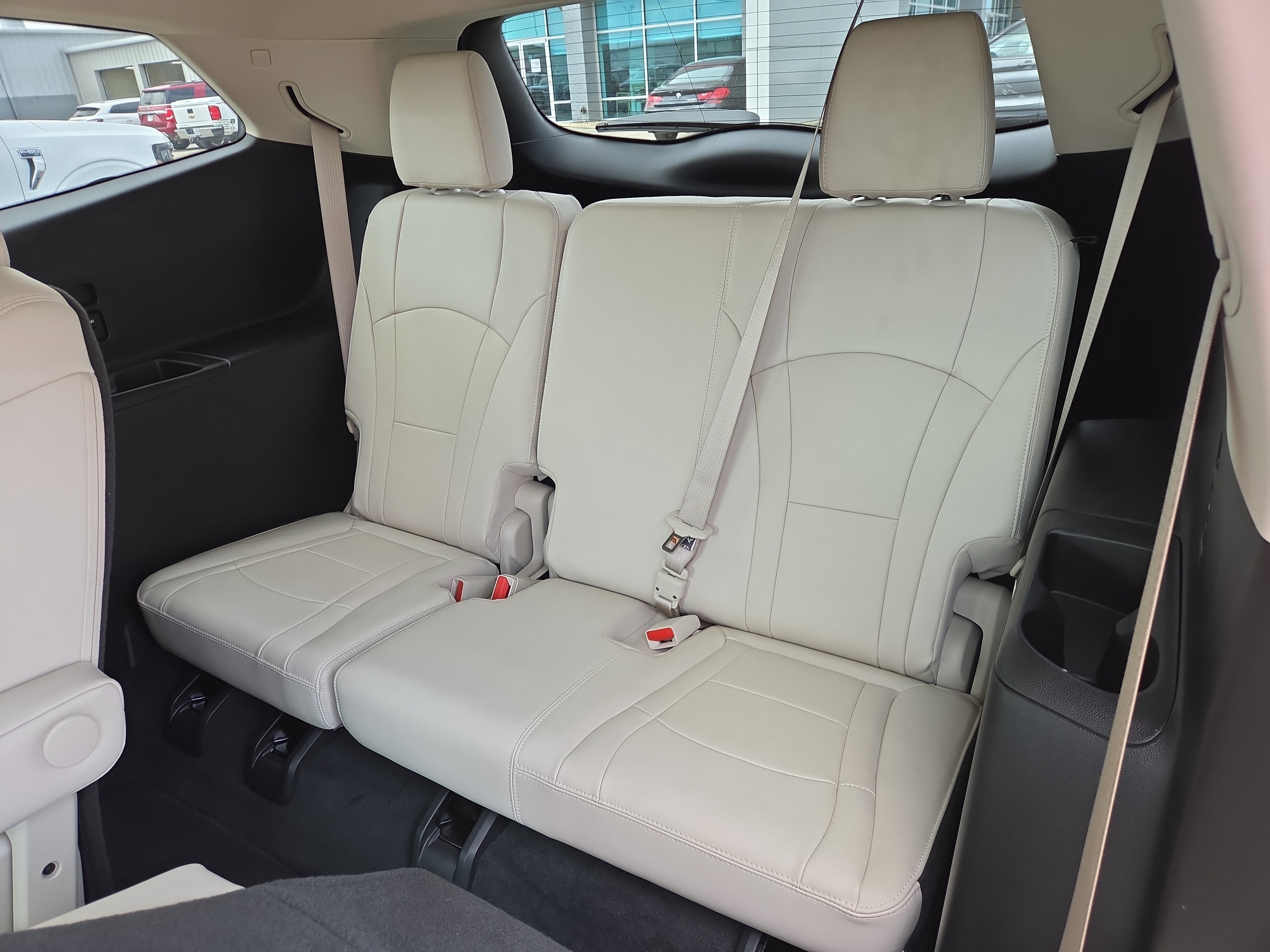 Used 2023 Buick Enclave Essence image 12