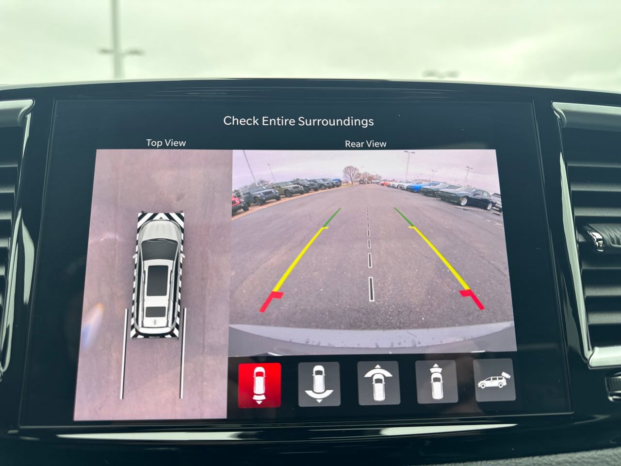 Used 2025 Chrysler Pacifica Premium image 22