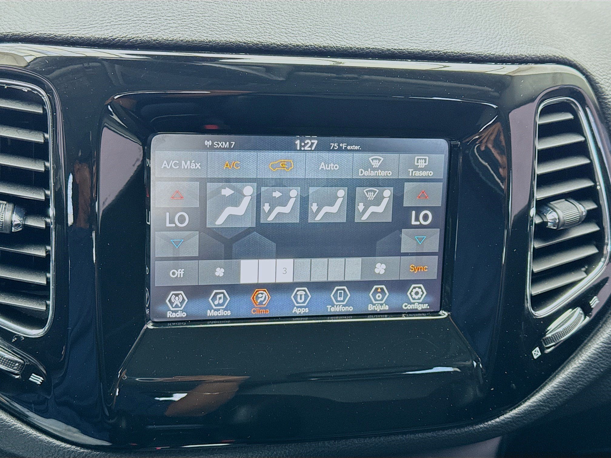 Used 2020 Jeep Compass Latitude FWD image 12