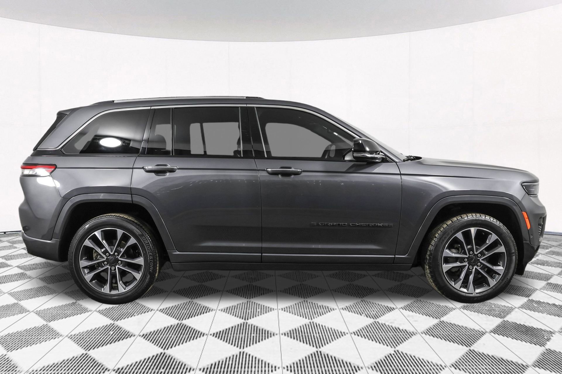 Used 2022 Jeep Grand Cherokee Overland w/ Luxury Tech Group IV image 17