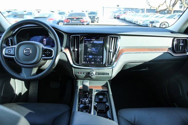 Used 2025 Volvo V60 B5 Cross Country Plus image 17