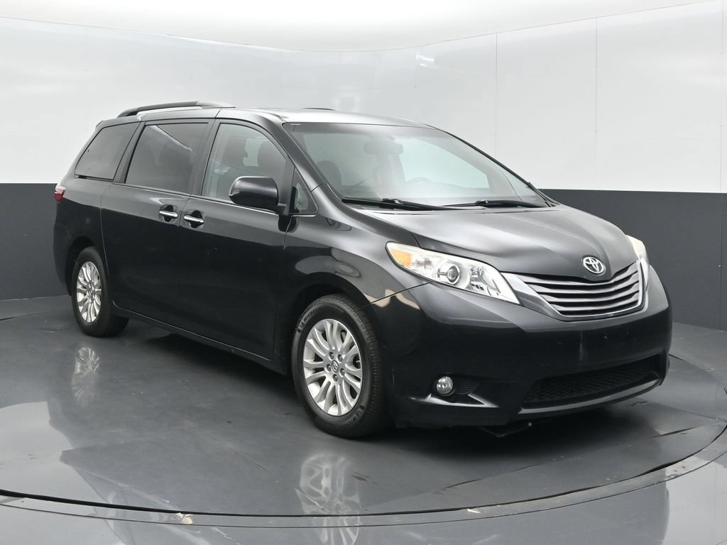 Used 2015 Toyota Sienna XLE FWD image 3