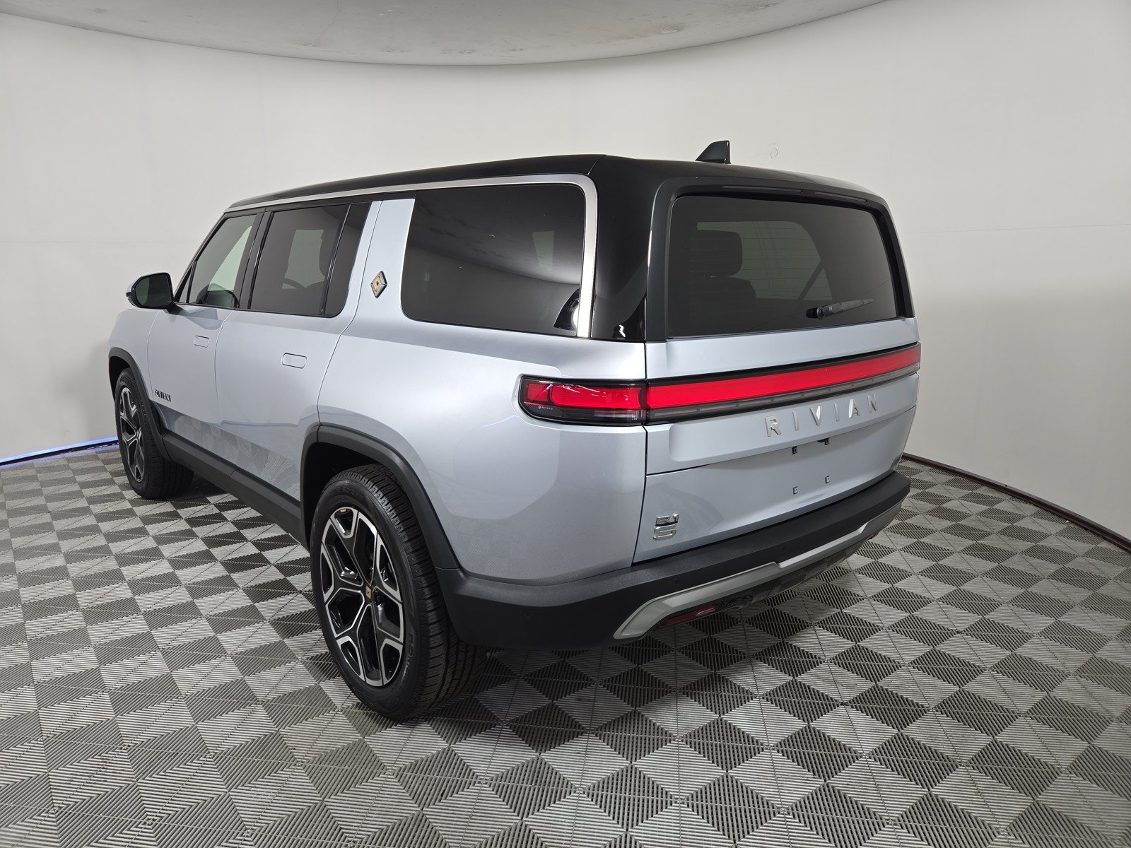 Used 2025 Rivian R1S Adventure AWD/4WD image 3