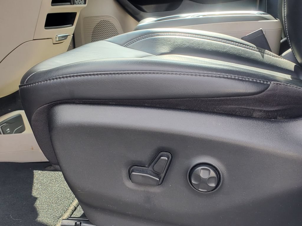 Used 2023 Chrysler Pacifica Touring-L AWD/4WD image 7