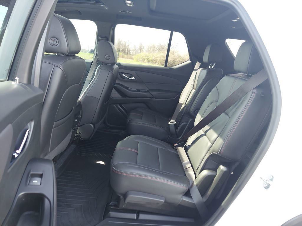 Used 2023 Chevrolet Traverse RS image 31