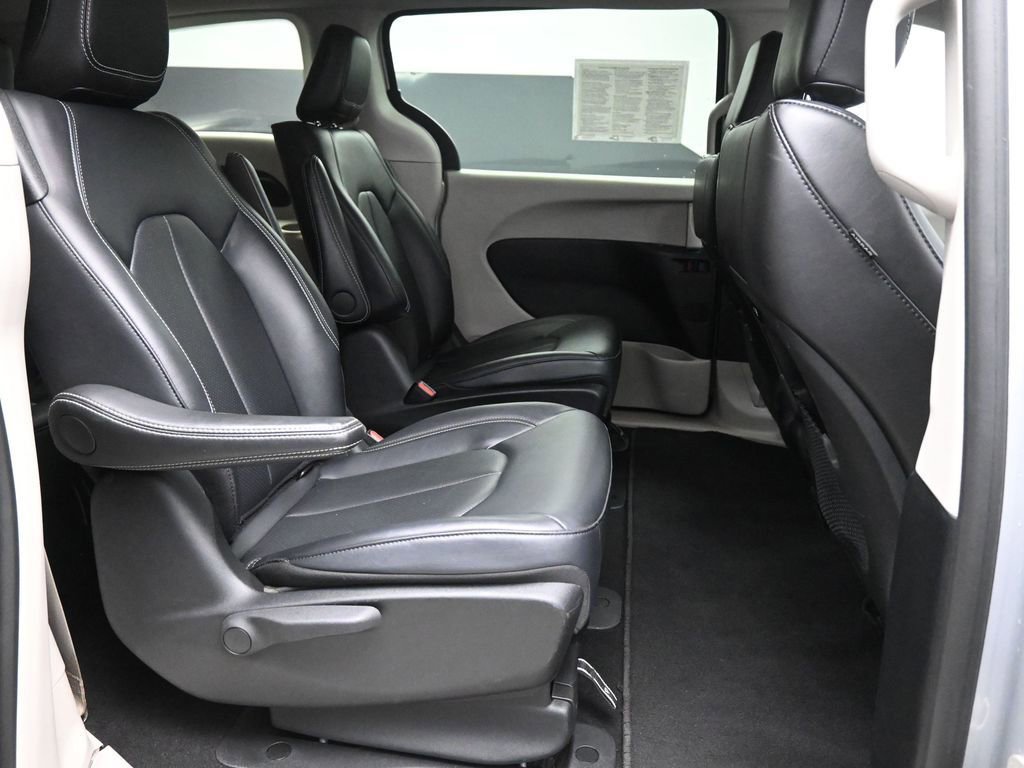 Used 2024 Chrysler Pacifica Select image 21