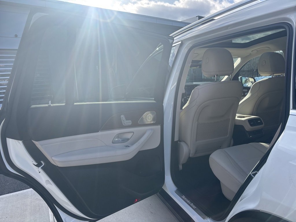 Used 2025 Mercedes-Benz GLS 450 4MATIC image 12