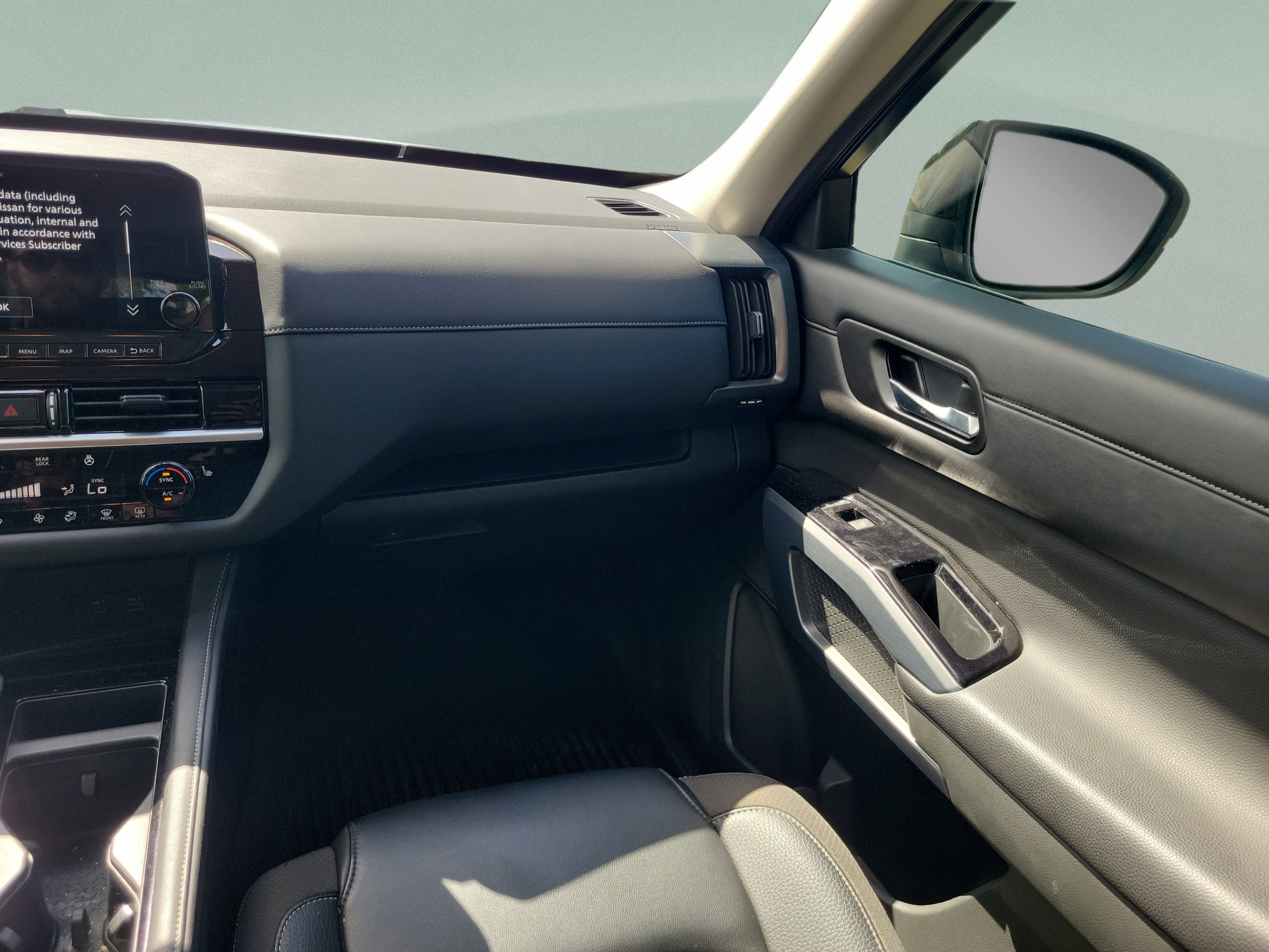 Used 2024 Nissan Pathfinder SL w/ Black Appearance Package FWD image 8