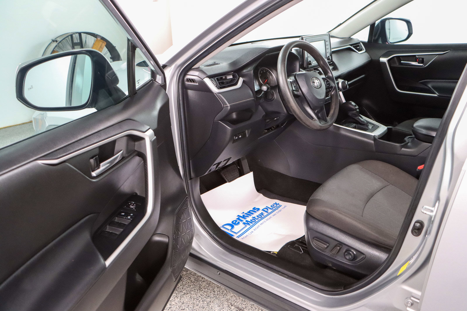 Used 2022 Toyota RAV4 XLE image 3