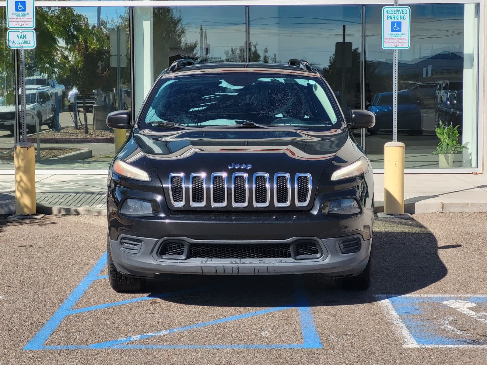 Used 2016 Jeep Cherokee Sport FWD image 2