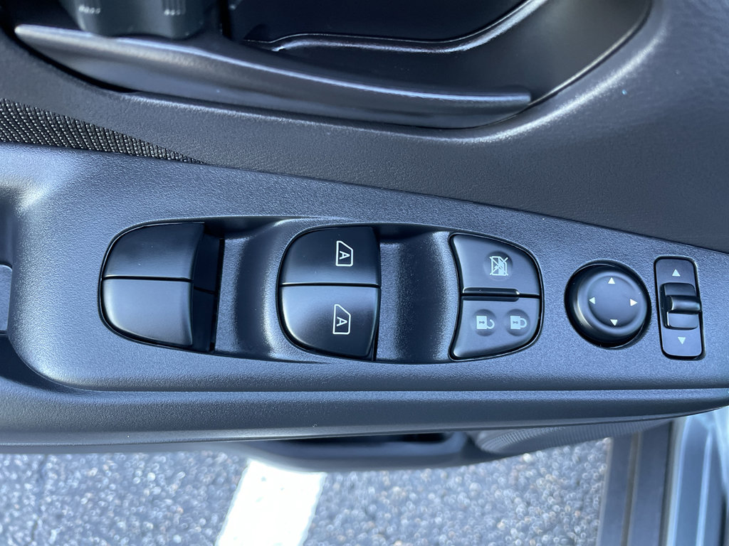 New 2025 Nissan Kicks Play S image 9