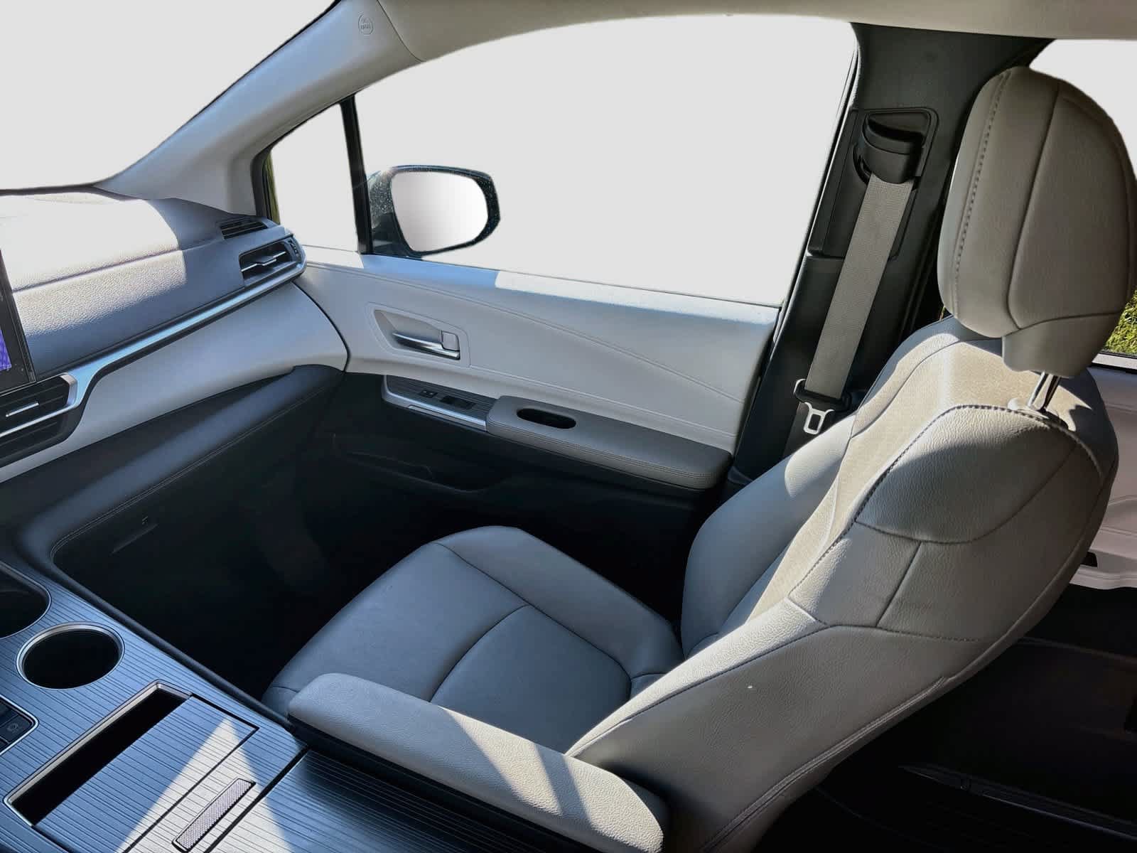Used 2025 Toyota Sienna XLE AWD/4WD image 22