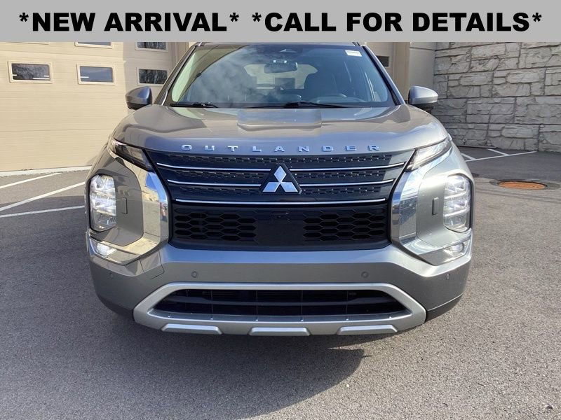 Used 2022 Mitsubishi Outlander SE image 2