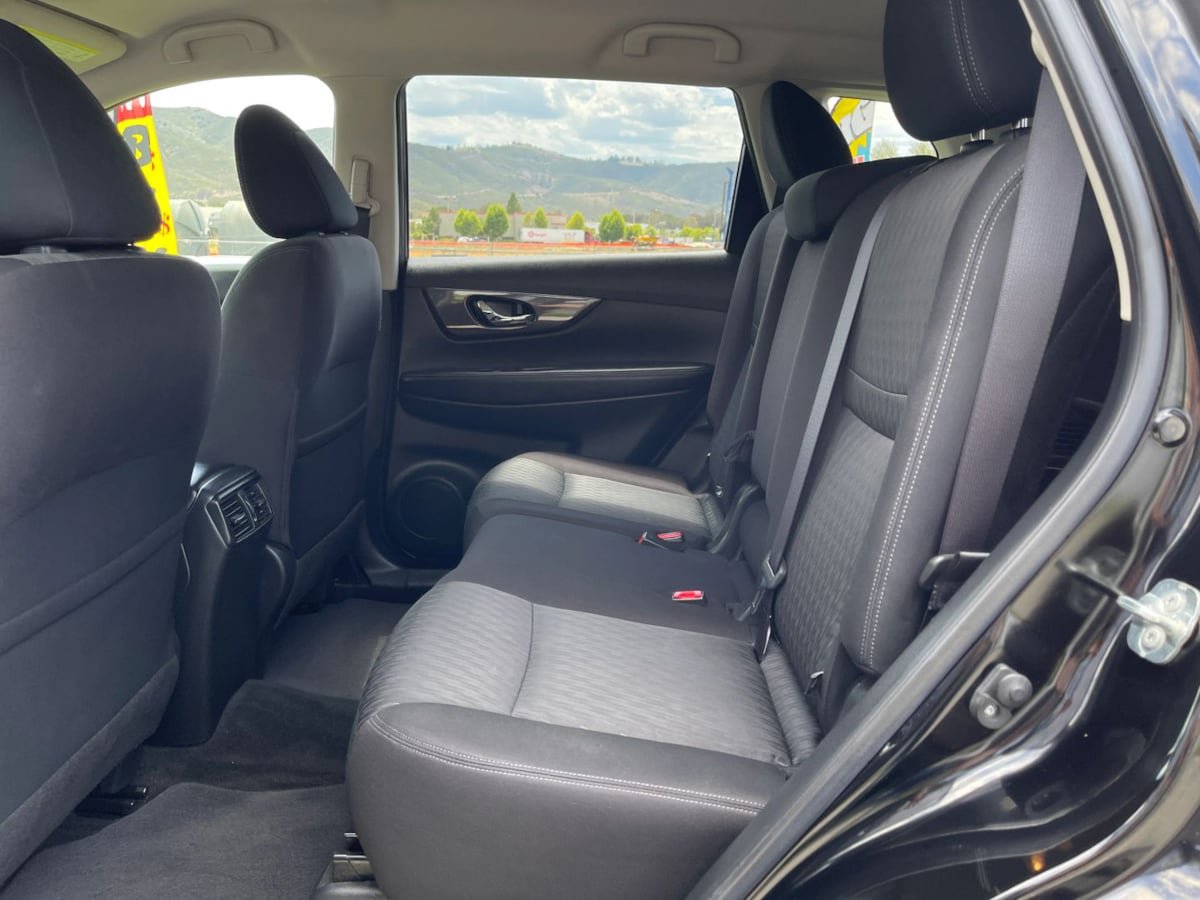 Used 2020 Nissan Rogue SV FWD image 19