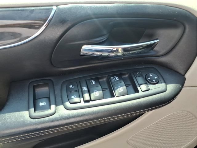 Used 2013 Chrysler Town & Country Touring-L w/ Driver Convenience Group FWD image 14