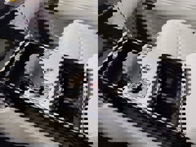 Used 2025 Land Rover Range Rover Long Wheelbase Autobiography image 17