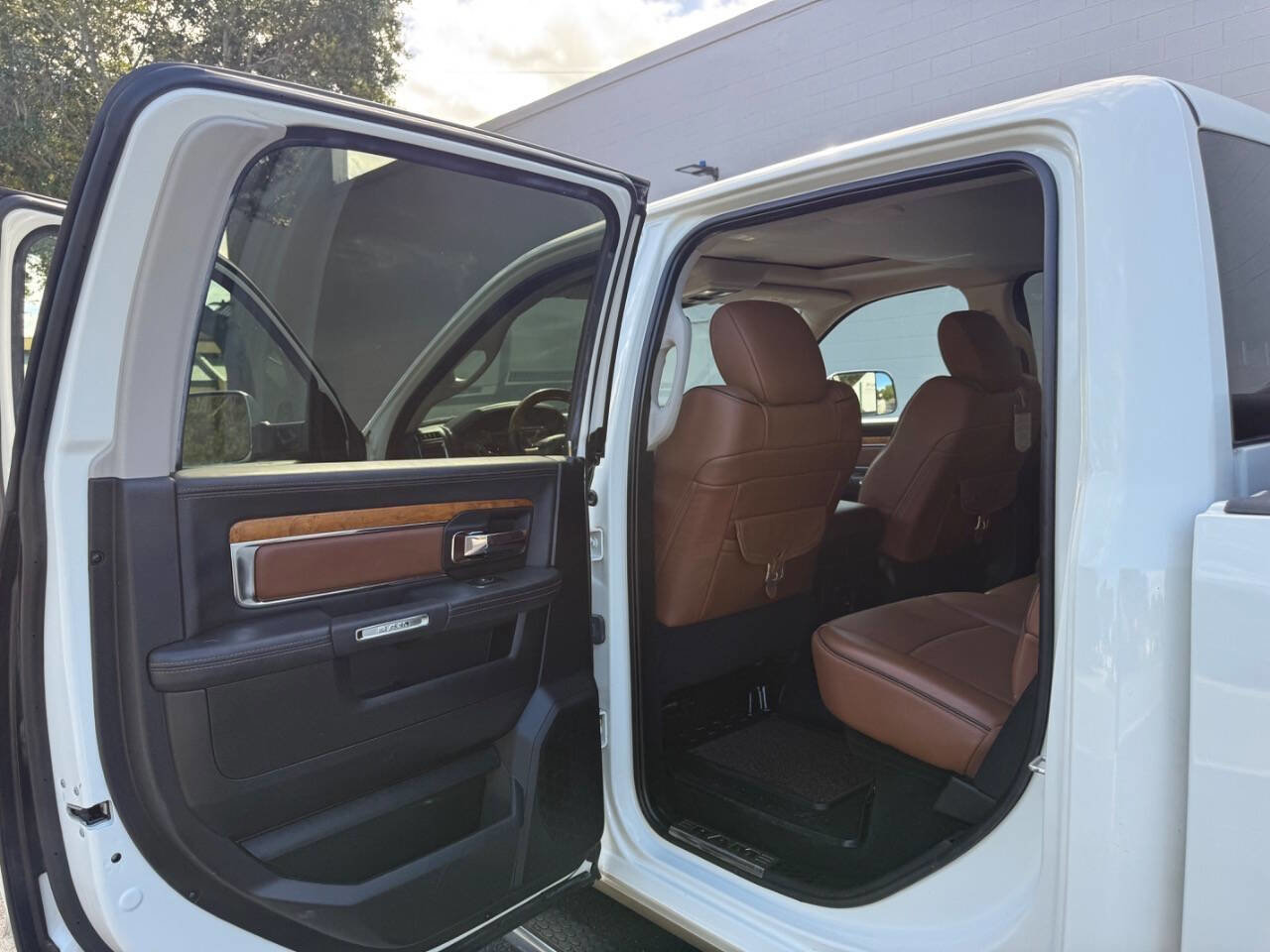 Used 2016 RAM 3500 Laramie Longhorn image 32